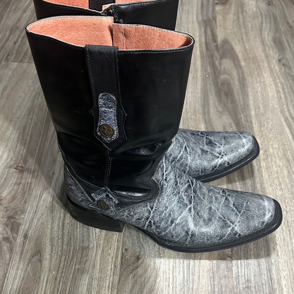 Stylish Black and Gray Men's Western Boots - Picture 6 of 13